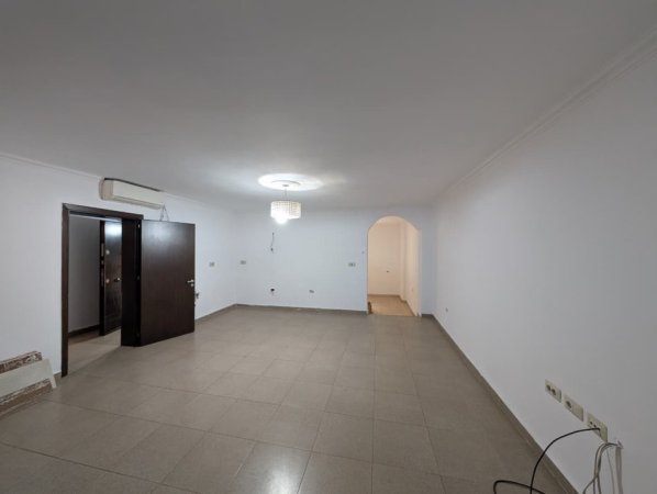 Tirane, jap me qera zyre Kati 1, 70 m² 1.000 € (Komuna e Parisit)
