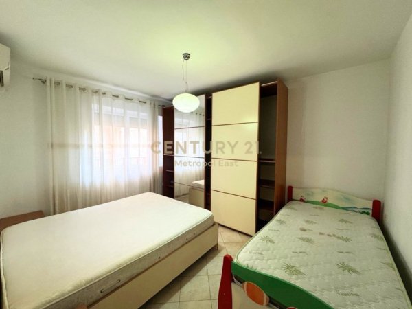 Tirane, jepet me qera apartament 3+1 Kati 2, 100 m² 650 € (Qender)