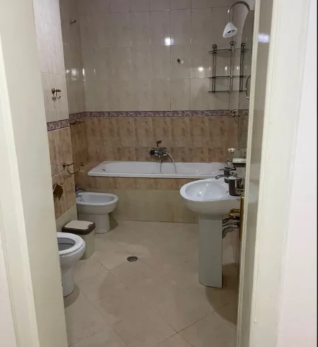 Tirane, jepet me qera apartament 2+1 Kati 4, 100 m² 750 € (KOMUNA E PARISIT)