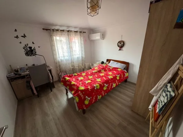 Tirane, jepet me qera apartament 3+1 Kati 2, 150 m² 600 € (Rruga e Elbasanit)