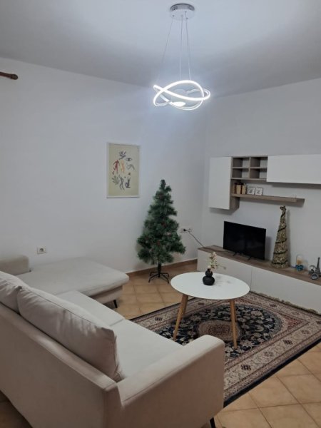 Jepet Apartament 1+1 me Qera Përballë Ambasadës Amerikane,  720 €uro