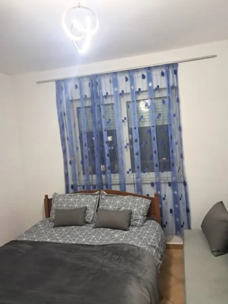 Jepet Apartament 1+1 me Qera Përballë Ambasadës Amerikane,  720 €uro