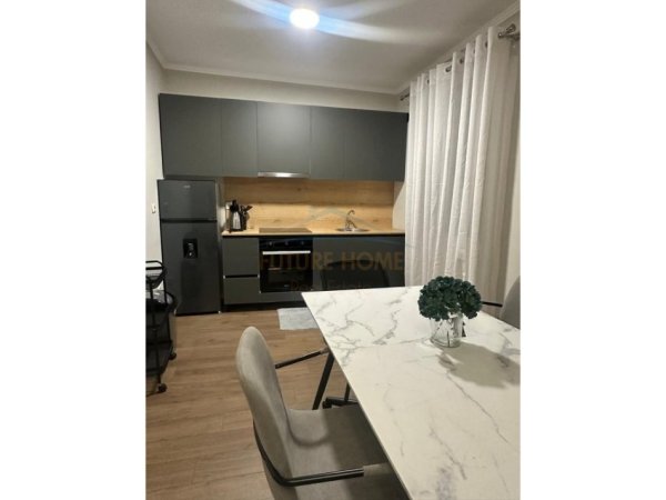 Tirane, jepet me qera apartament 1+1+Ballkon Kati 6, 83 m² 800 € (Qendër)