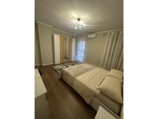 Tirane, jepet me qera apartament 1+1+Ballkon Kati 6, 83 m² 800 € (Qendër)