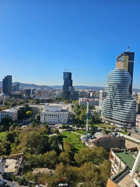 Tirane, jepet me qera apartament 3+1+Ballkon Kati 16, 156 m² 1.200 € (Ngjitur me Prokurorinë)