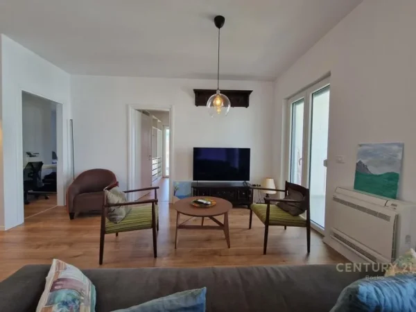 Tirane, jepet me qera apartament 2+1 Kati 1, 117 m² 1.200 € (Liqeni Thate)