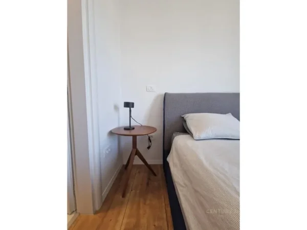 Tirane, jepet me qera apartament 2+1 Kati 1, 117 m² 1.200 € (Liqeni Thate)