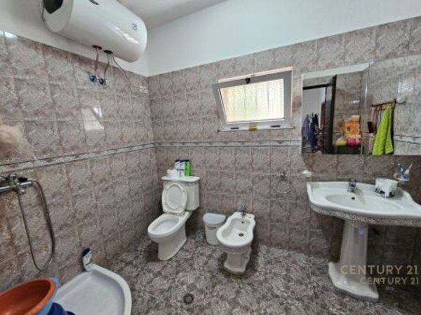 Tirane, shes shtepi 2+1 Kati 1, 684 m² 320.000 € (Casa Italia)
