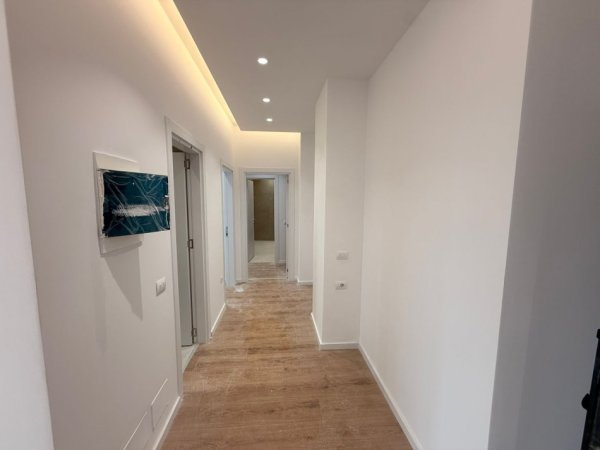 Tirane, shitet apartament 2+1 Kati 11, 107 m² 321.000 € (Rruga e Barrikadave.)