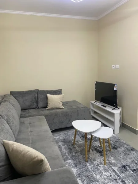Tirane, jepet me qera apartament 1+1 Kati 1, 55 m² 400 € (laprake)