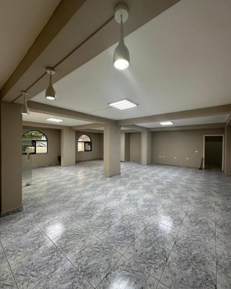 Tirane, jepet me qera ambjent biznesi , 138 m² 700 € (Brryli)