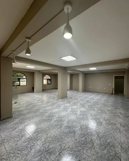 Tirane, jepet me qera ambjent biznesi , 138 m² 700 € (Brryli)