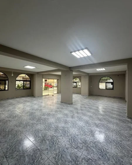 Tirane, jepet me qera ambjent biznesi , 138 m² 700 € (Brryli)