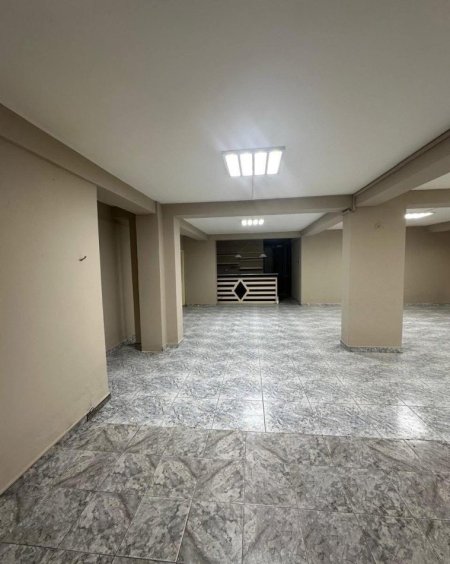 Tirane, jepet me qera ambjent biznesi , 138 m² 700 € (Brryli)