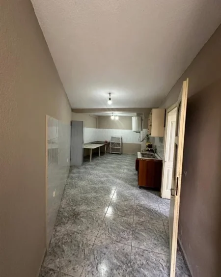 Tirane, jepet me qera ambjent biznesi , 138 m² 700 € (Brryli)