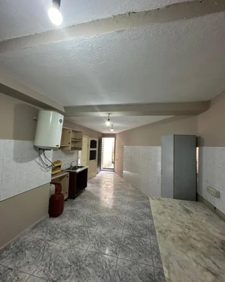 Tirane, jepet me qera ambjent biznesi , 138 m² 700 € (Brryli)