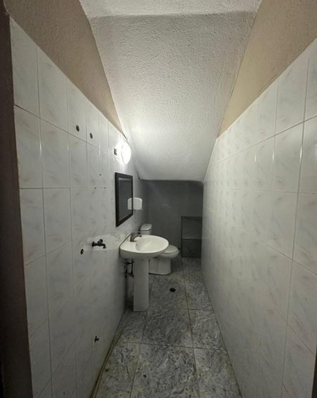 Tirane, jepet me qera ambjent biznesi , 138 m² 700 € (Brryli)