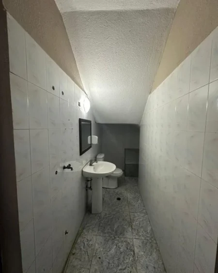 Tirane, jepet me qera ambjent biznesi , 138 m² 700 € (Brryli)