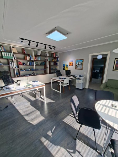 Tirane, jepet me qera ambjent biznesi Kati 4, 105 m² 700 € (gjykata)