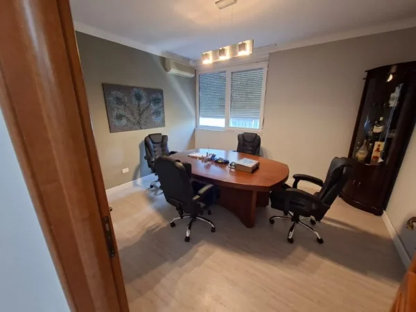 Tirane, jepet me qera ambjent biznesi Kati 4, 105 m² 700 € (gjykata)