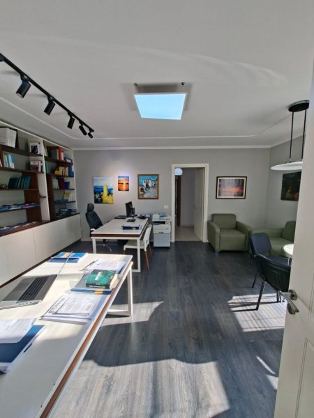 Tirane, jepet me qera ambjent biznesi Kati 4, 105 m² 700 € (gjykata)