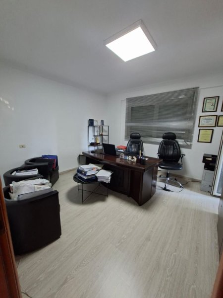Tirane, jepet me qera ambjent biznesi Kati 4, 105 m² 700 € (gjykata)