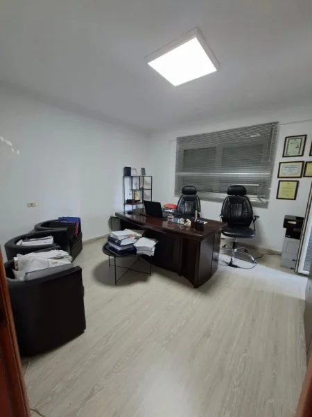 Tirane, jepet me qera ambjent biznesi Kati 4, 105 m² 700 € (gjykata)