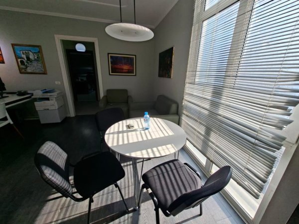 Tirane, jepet me qera ambjent biznesi Kati 4, 105 m² 700 € (gjykata)