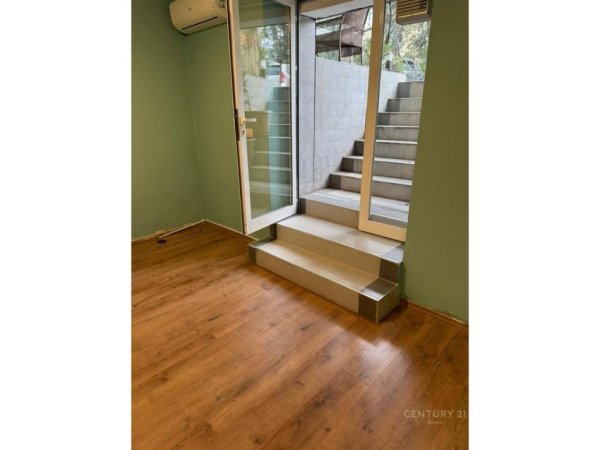 Tirane, jepet me qera ambjent biznesi Kati -1, 30 m² 500 € (bulevardi zhan d ark)