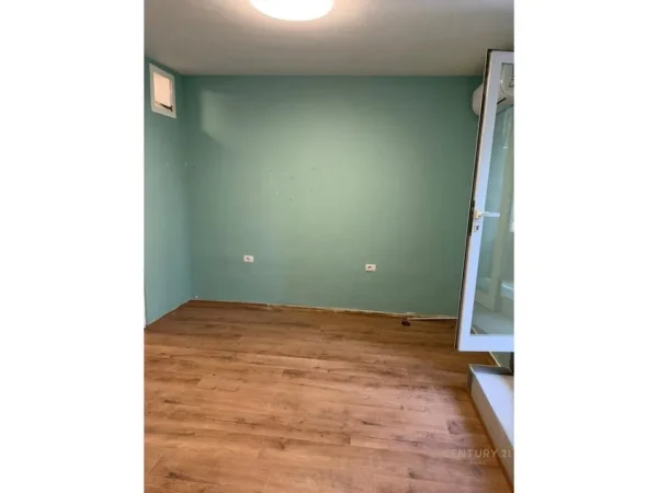 Tirane, jepet me qera ambjent biznesi Kati -1, 30 m² 500 € (bulevardi zhan d ark)
