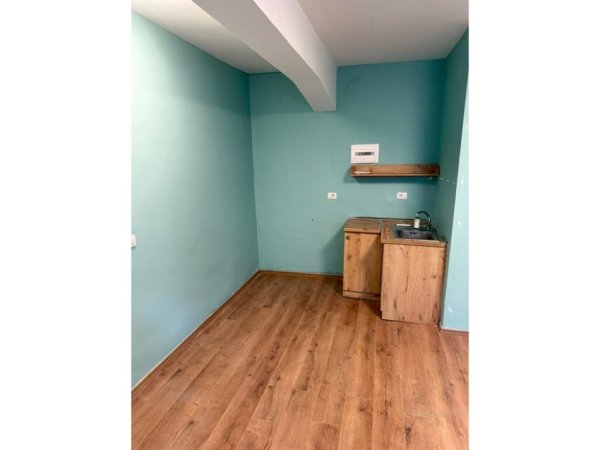 Tirane, jepet me qera ambjent biznesi Kati -1, 30 m² 500 € (bulevardi zhan d ark)
