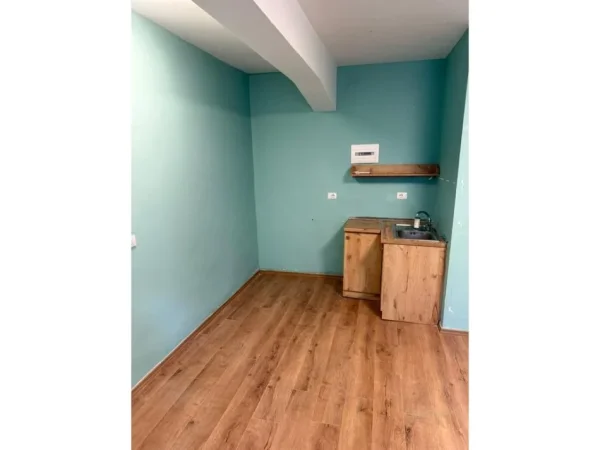 Tirane, jepet me qera ambjent biznesi Kati -1, 30 m² 500 € (bulevardi zhan d ark)
