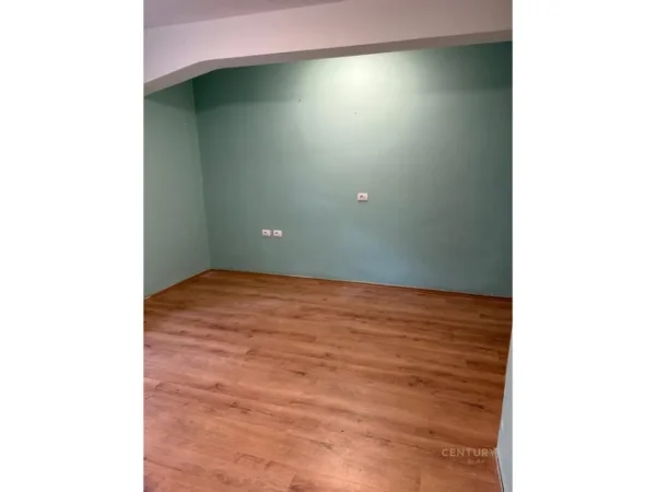 Tirane, jepet me qera ambjent biznesi Kati -1, 30 m² 500 € (bulevardi zhan d ark)