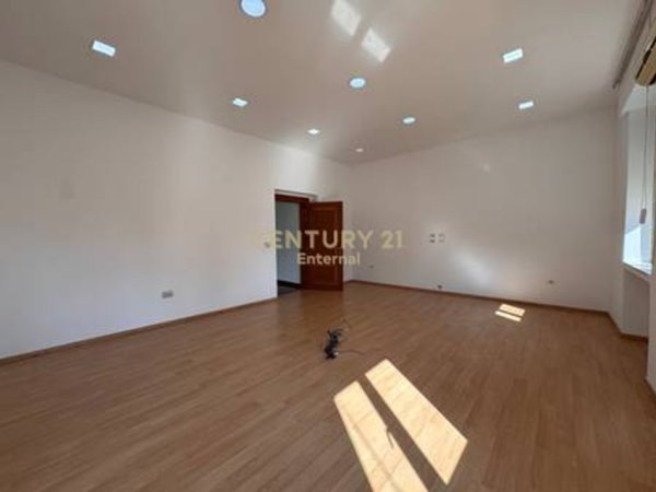 Tirane, jepet me qera ambjent biznesi Kati 0, 200 m² 6.000 € (bulevardi deshmoret e kombit)