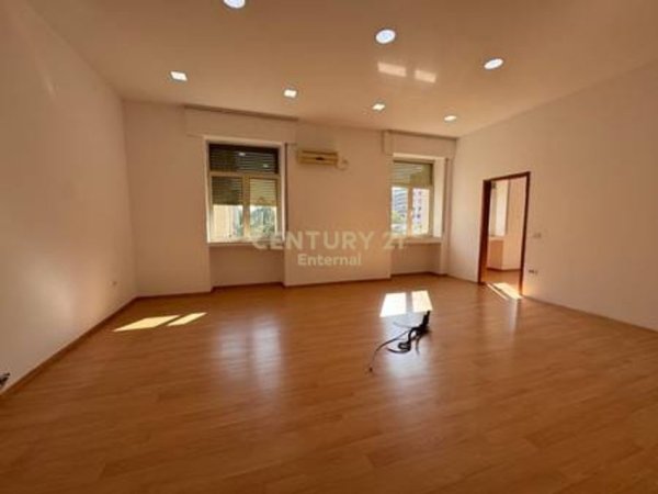 Tirane, jepet me qera ambjent biznesi Kati 0, 200 m² 6.000 € (bulevardi deshmoret e kombit)
