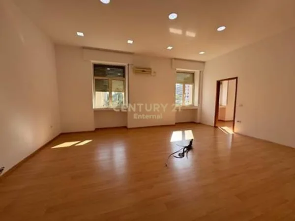 Tirane, jepet me qera ambjent biznesi Kati 0, 200 m² 6.000 € (bulevardi deshmoret e kombit)