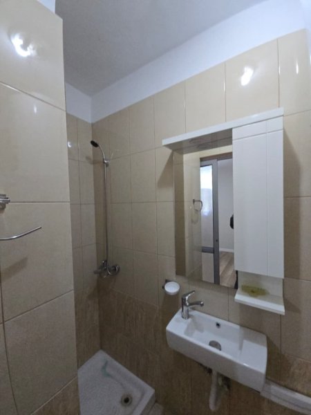 Tirane, jepet me qera apartament 2+1 Kati 1, 98 m² 600 € (yzberisht)