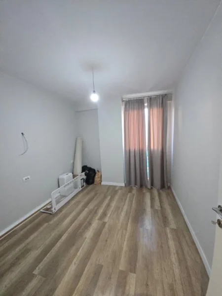 Tirane, jepet me qera apartament 2+1 Kati 1, 98 m² 600 € (yzberisht)