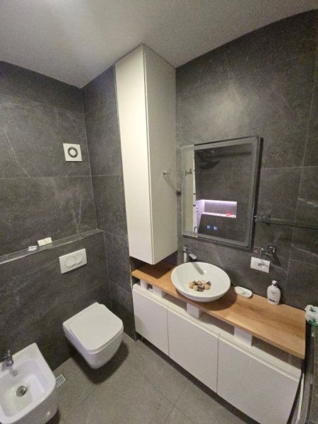 Tirane, jepet me qera apartament 2+1 Kati 1, 98 m² 600 € (yzberisht)