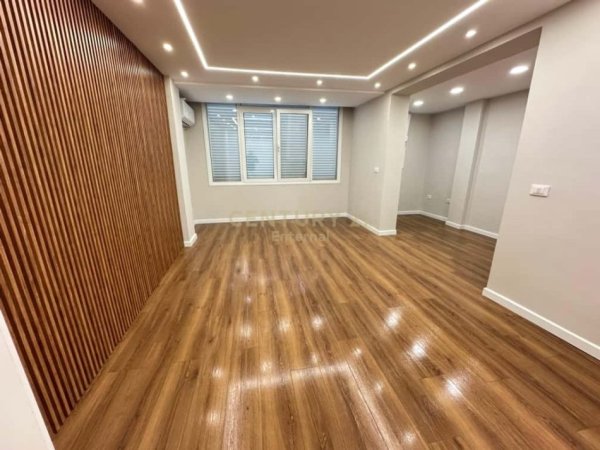 Tirane, jepet me qera zyre Kati 2, 100 m² 1.300 € (bllok)