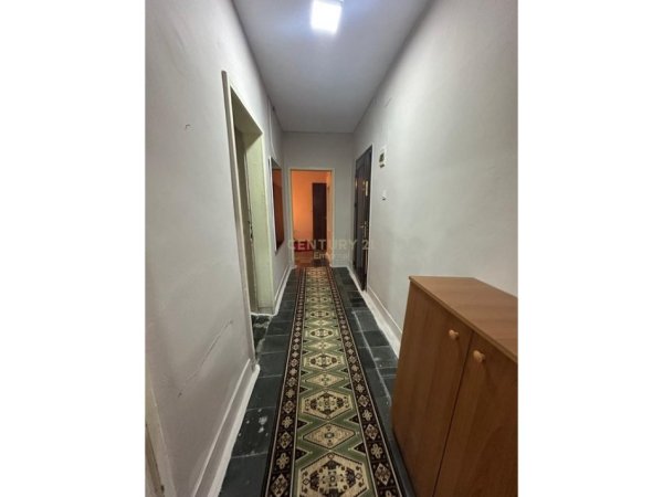 Tirane, jepet me qera apartament 2+1 Kati 1, 66 m² 350 € (Bllok)