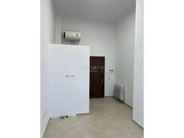 Tirane, jepet me qera ambjent biznesi Kati 1, 26 m² 450 € (toptanit)