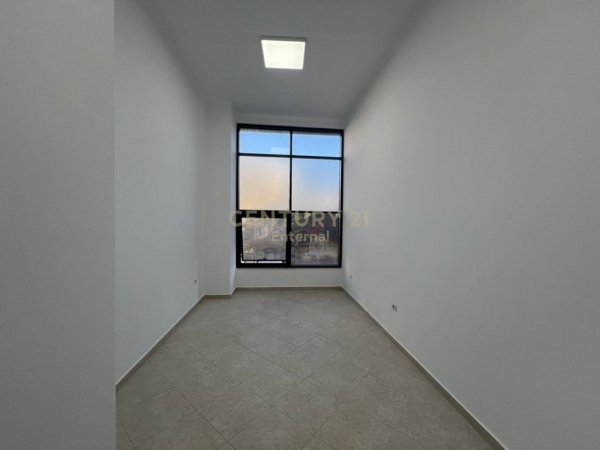 Tirane, jepet me qera ambjent biznesi Kati 1, 26 m² 450 € (toptanit)