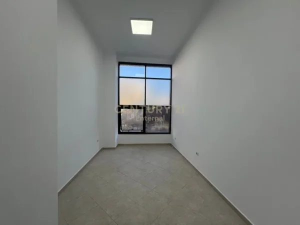 Tirane, jepet me qera ambjent biznesi Kati 1, 26 m² 450 € (toptanit)