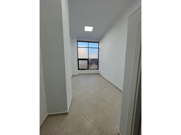 Tirane, jepet me qera ambjent biznesi Kati 1, 26 m² 450 € (toptanit)