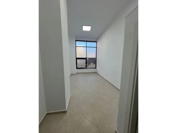 Tirane, jepet me qera ambjent biznesi Kati 1, 26 m² 450 € (toptanit)
