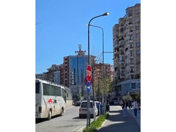 Tirane, jepet me qera ambjent biznesi Kati 0, 170 m² 1.000 € (teodor keko)