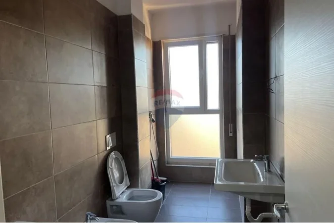 Tirane, jepet me qera apartament 1+1 , 70 m² 550 € (Don Bosco prane vizion plus)