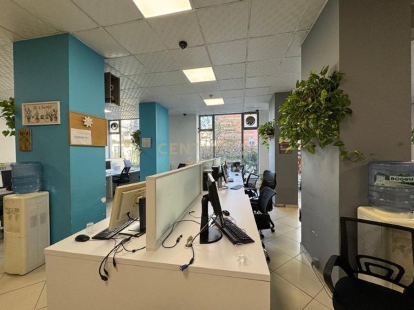Tirane, jepet me qera ambjent biznesi Kati 1, 320 m² 2.600 € (myslym shyri)
