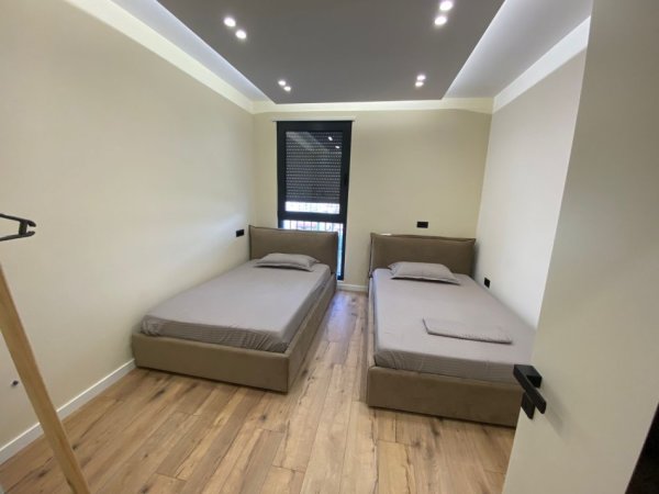 Tirane, jepet me qera apartament 2+1+Aneks+Ballkon Kati 8, 1.400 € (Rruga Liman kaba)